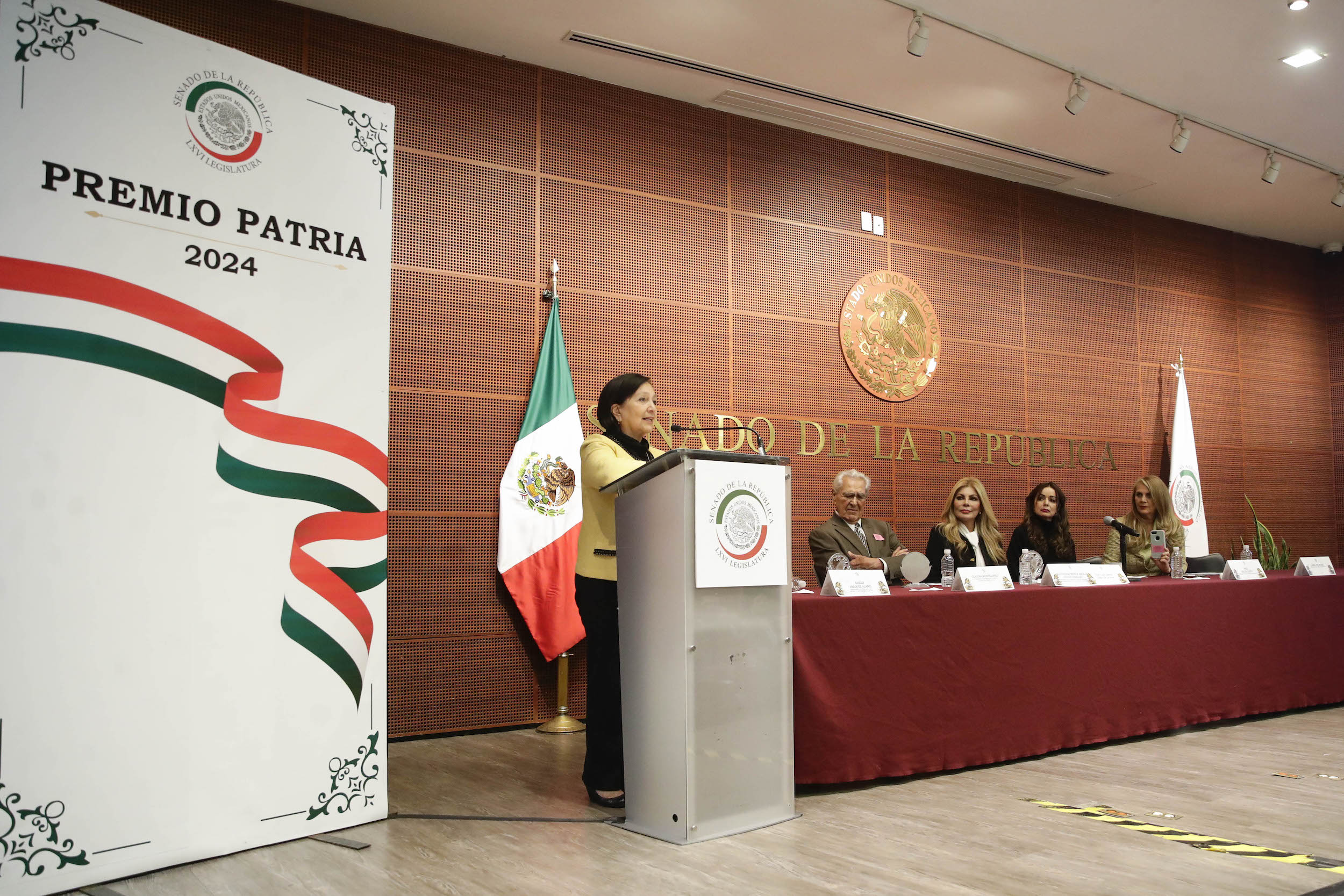 Reconocen en el Senado labor de personalidades que trabajan por el bien de la comunidad