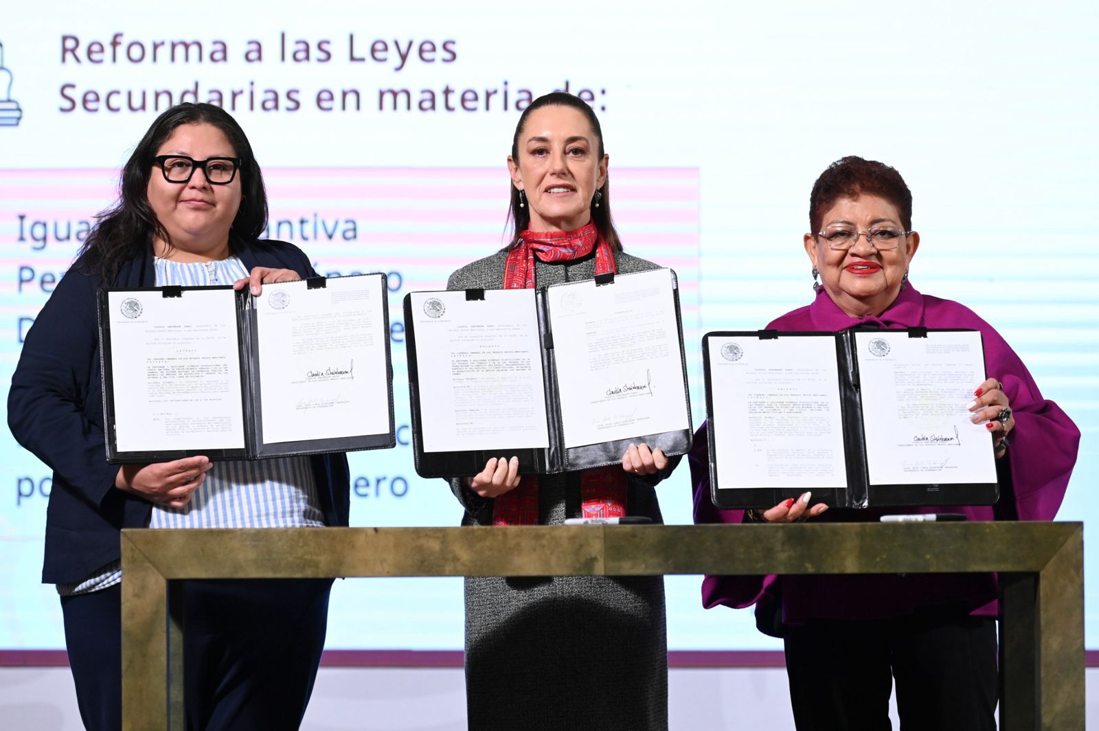 Claudia Sheinbaum firmó decreto para proteger a las mujeres