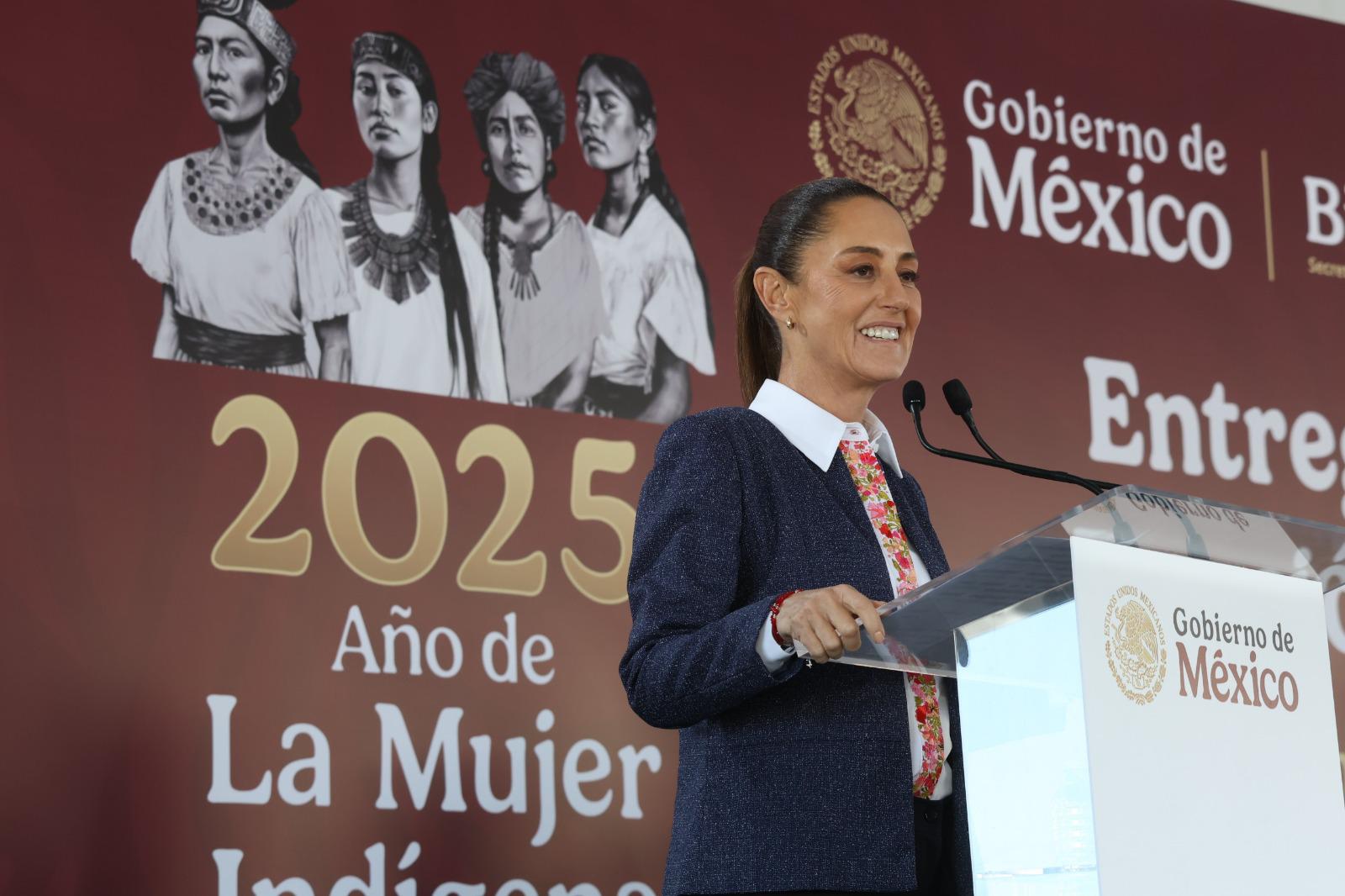 Claudia Sheinbaum entrega tarjetas para la pensión mujeres Bienestar