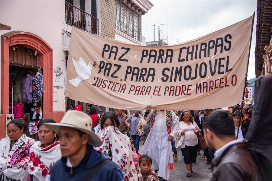 Miles de indígenas marchan por seguridad