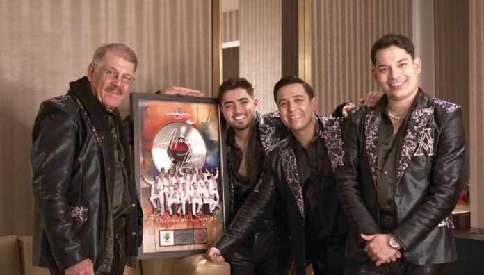 La Arrolladora Banda El Limón recibe disco de platino