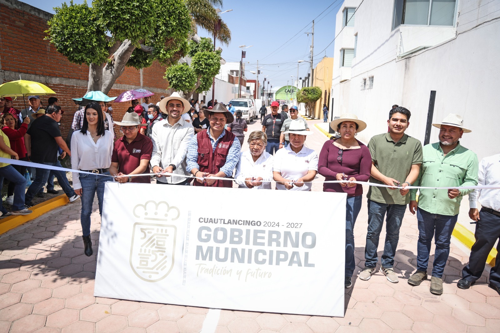 Omar Muñoz, entregó obra de pavimentación con adoquín
